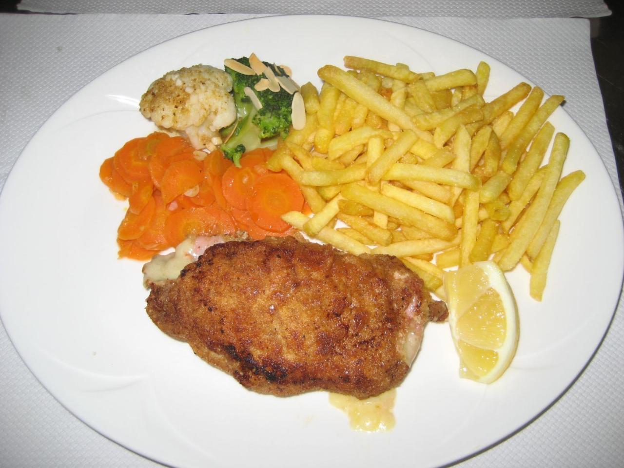 Hotel Restaurant Kreuz Kaiserstuhl Bagian luar foto